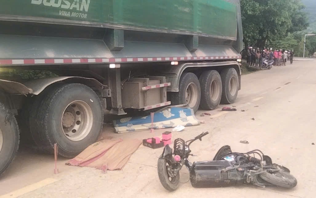 子供が運転する電動自転車と牽引車の衝突事故現場。写真:警察提供