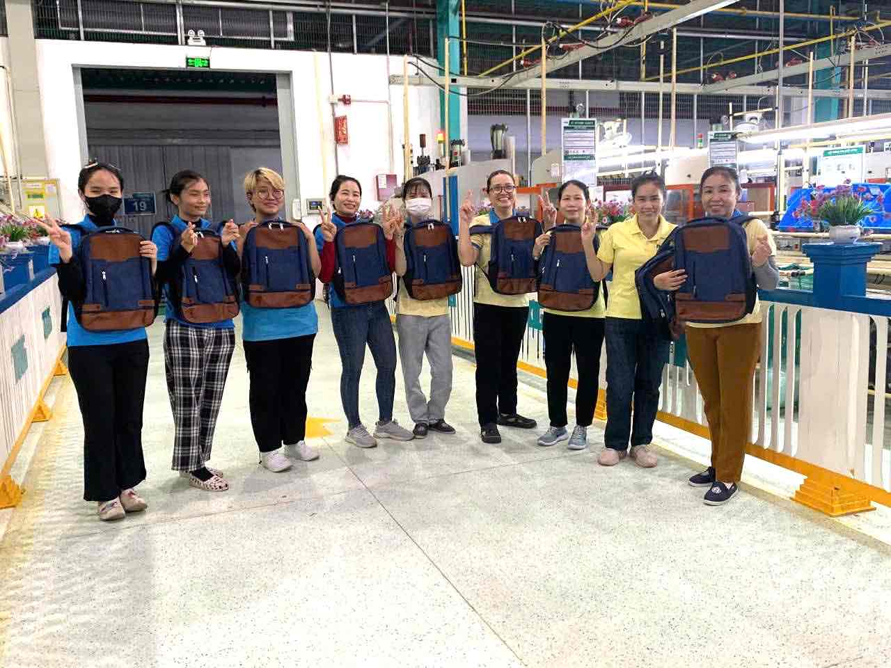 Donando mochilas a los trabajadores en 96 años de establecimiento del sindicato de Vietnam. Foto: Sindicato de TKG Tagwang Vina Conjunta Stock Company