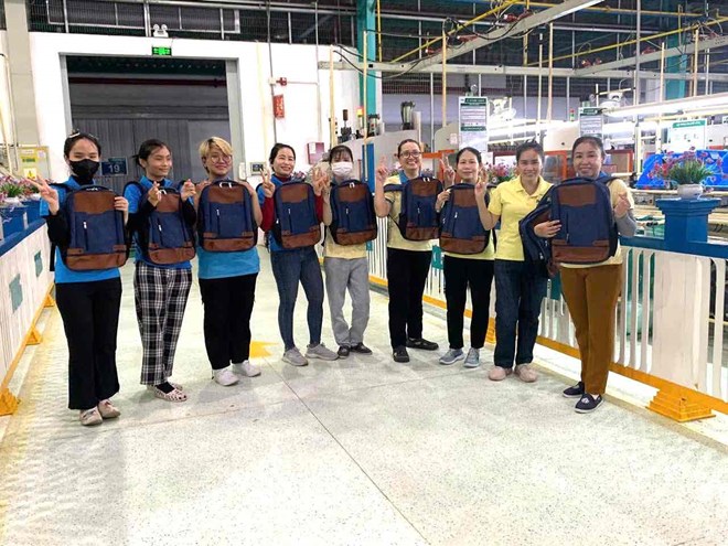 Công ty giày ở Đồng Nai tặng quà cho người lao động nhân ngày thành lập Công đoàn Việt nam