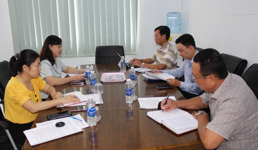 La delegacion del sindicato de la provincia de Ca Mau trabajo con el comite del partido de una sala de Xuyen. Foto: Huynh Bold