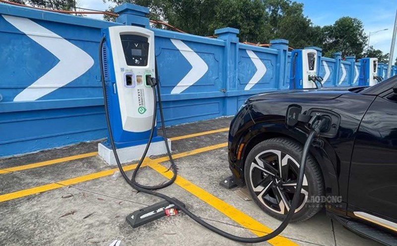 Establish an interdisciplinary working group to advise the City People's Committee to implement the contents and tasks of converting green means of transport and electric vehicle charging station infrastructure. Photo: Hai Nguyen