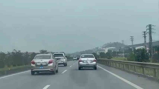 Los estudiantes practican conducir en la carretera. Foto: Huy Thiem