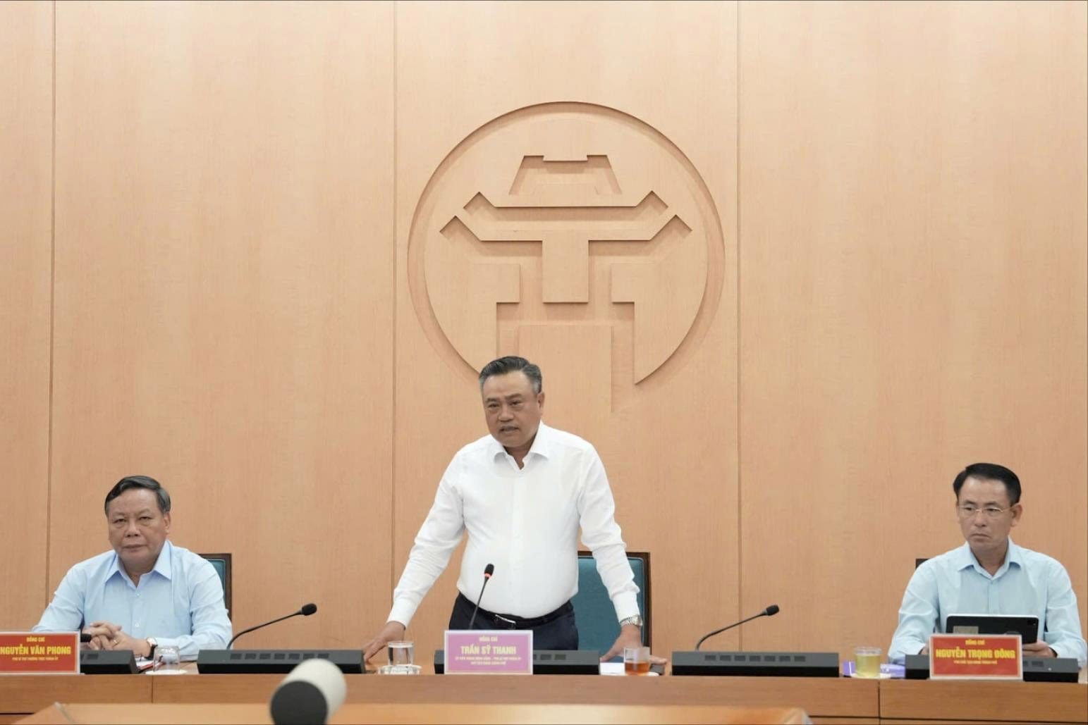 ハノイ市人民委員会のチャン・シー・タン委員長が会議で発言。写真:ミン・フー