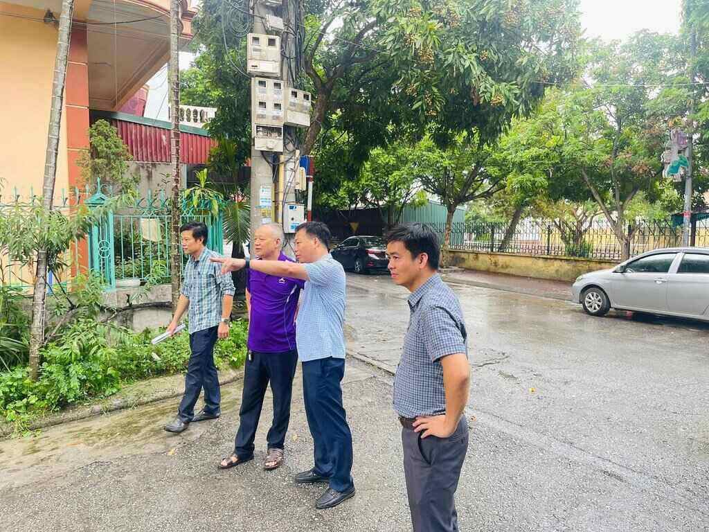 하이퐁시 Tu Minh 구역 지도자들이 주민들의 불만에 따라 현장 검사를 하고 있습니다. 사진: Tu Minh 구역