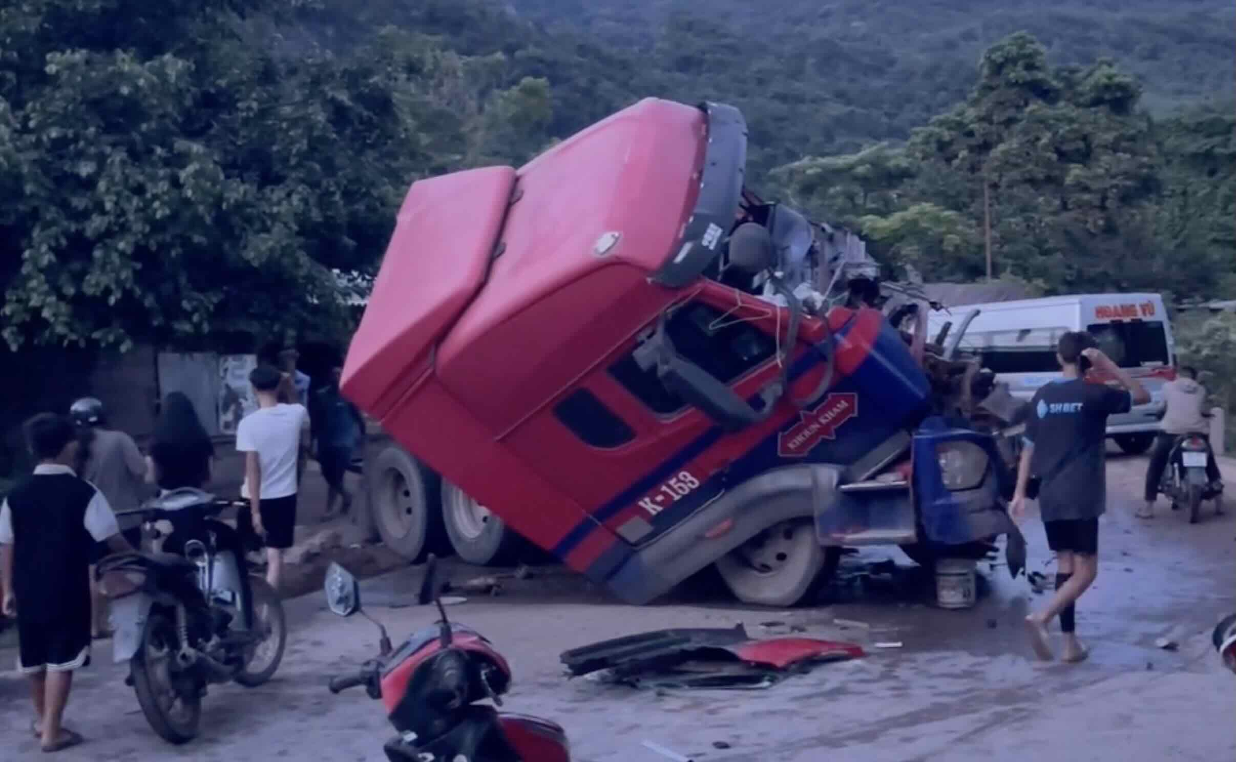 国道12A号線で衝突後、牽引車が変形.