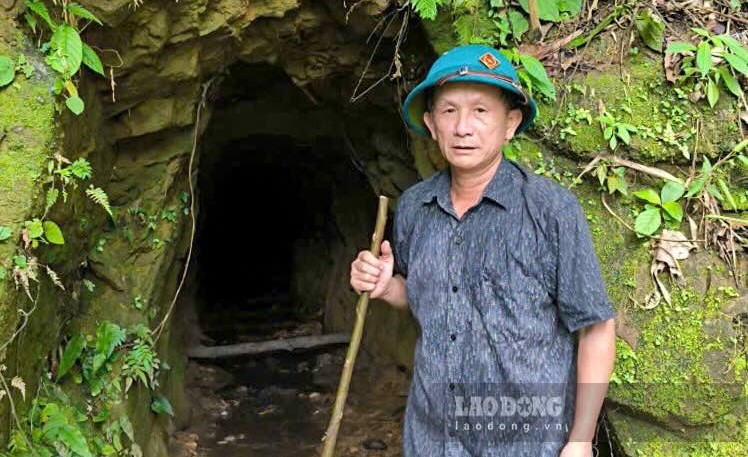 Ong Nguyen Ngoc Hung - Giam doc Ban Quan ly rung phong ho luu vuc song Ben Hai di vao hien truong, kiem tra mot diem khai thac vang trai phep. Anh: PV