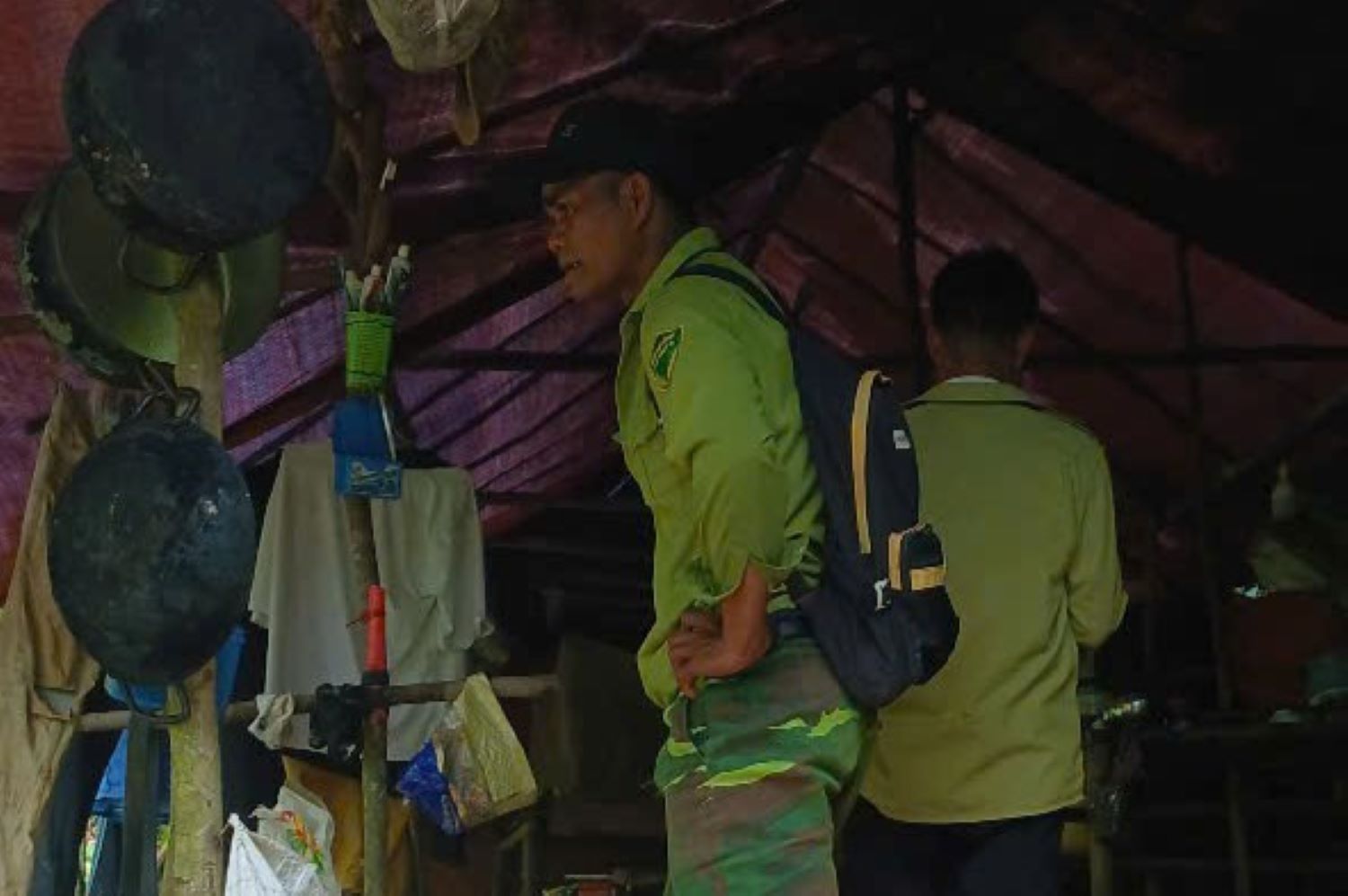 森林保護隊が保護林の真ん中で金泥棒のキャンプを発見。写真:PV