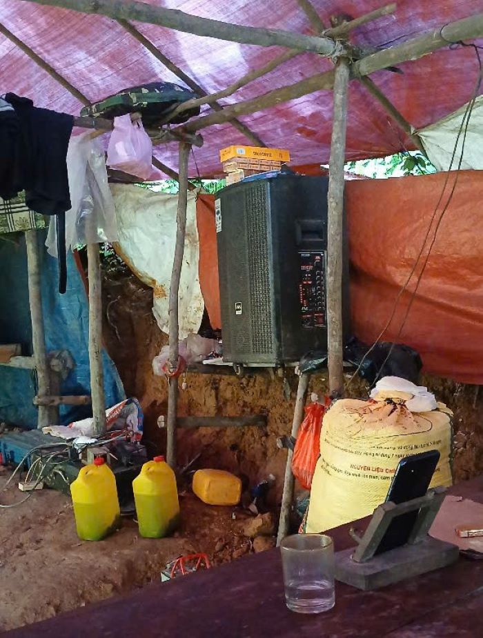 Ben trong lan trai co nhieu vat dung sinh hoat. Anh: PV