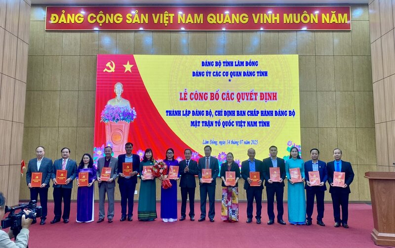 El Comite Ejecutivo del Comite Partido de la Patria de Vietnam Frente de la Provincia de Lam Dong para el mandato de 2025 - 2030 incluye 14 miembros. Foto: Xuan Tan