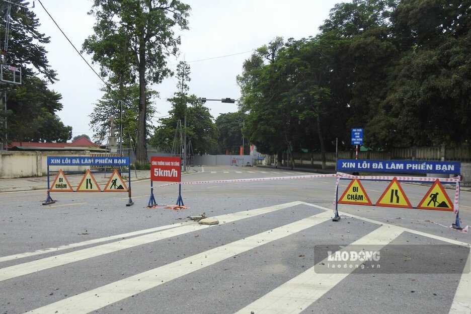 Tuyen duong Sa Dec van dang cam duong de thi cong cong trinh nay. Anh: To Cong.