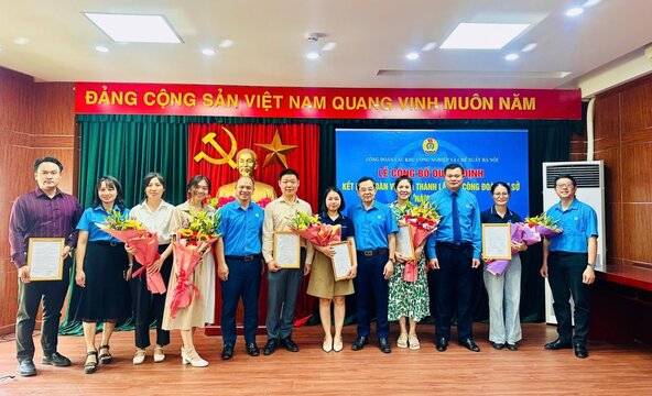 La Union de Zonas de Procesamiento Industrial y de Exportacion de la Union de Hanoi anuncio la decision de establecer los sindicatos de base en el 525. Foto: Thu Thuyy