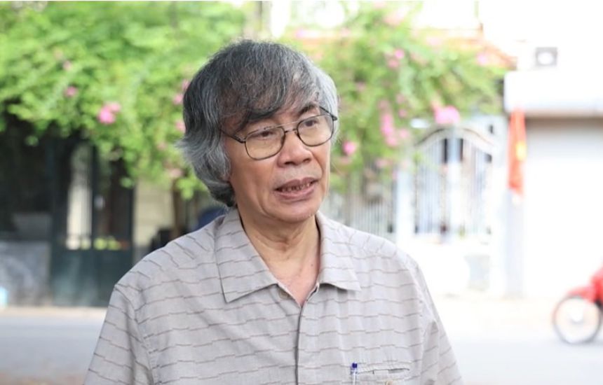 PGS.TS Le Van Hung - Giang vien cao cap Truong Dai hoc Tai nguyen va Moi truong cho rang can trien khai dong bo 3 tru cot de han che rac thai nhua. Anh: Cao Thom