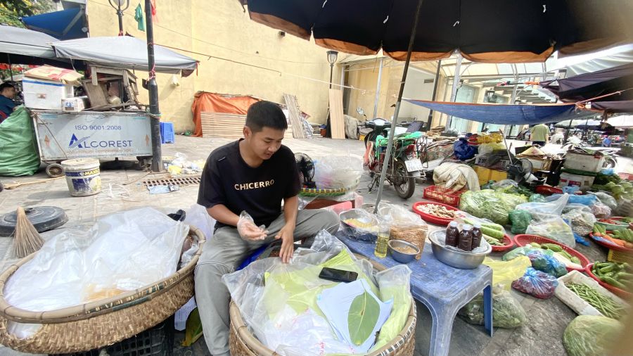 Tran Cong Minh Small Businessは、ハノイのトゥオンマイ区で粘着ライスを販売しました。写真：Cao Thom