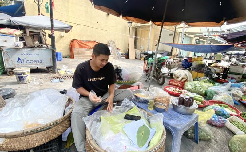 Mr. Tran Cong Minh, a sticky rice trader in Tuong Mai ward, Hanoi. Photo: Cao Thom