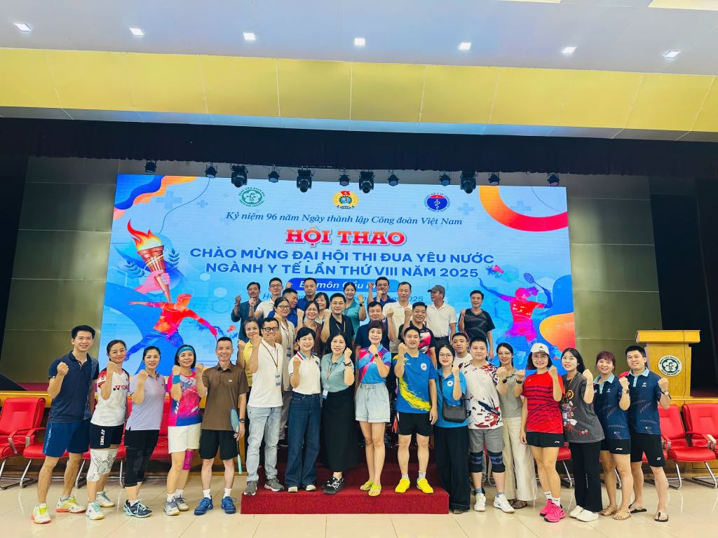 The organizing committee took a photo with athletes participating in Badminton at the Sports Festival. Photo: Nguyen Tham