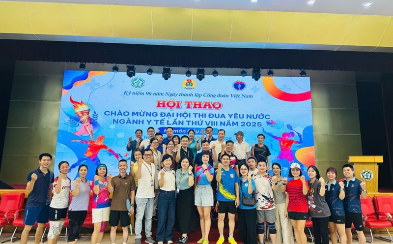 The organizing committee took a photo with athletes participating in Badminton at the Sports Festival. Photo: Nguyen Tham
