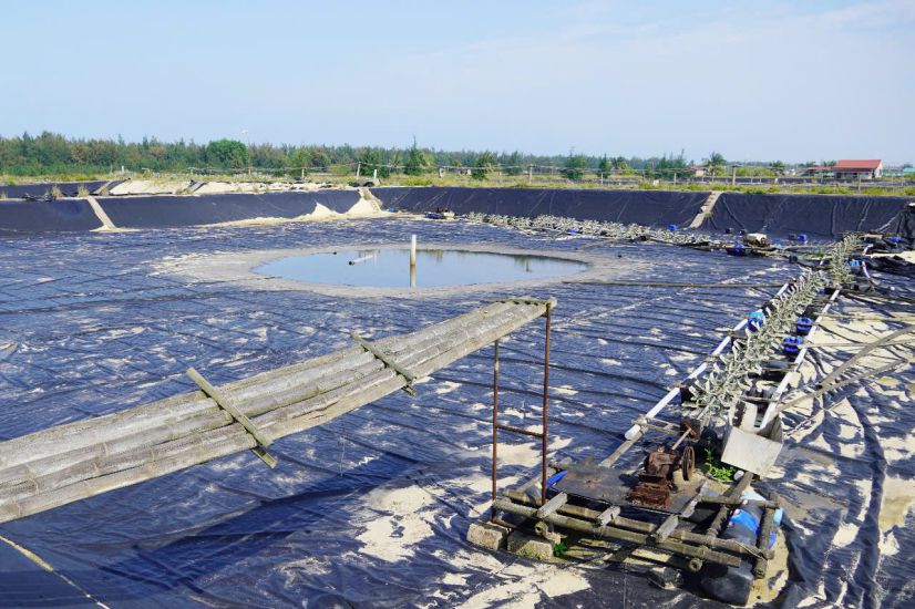 Dong Hoi phuongの沿岸道路プロジェクトは、多くの水産養殖池に問題を抱えています。写真:Cong Sang