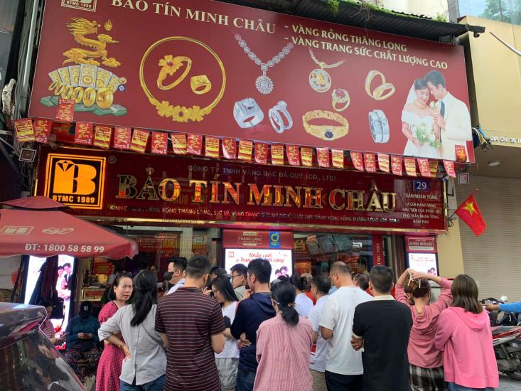 Many people line up to buy gold at a store in Hanoi. Photo: Khuong Duy