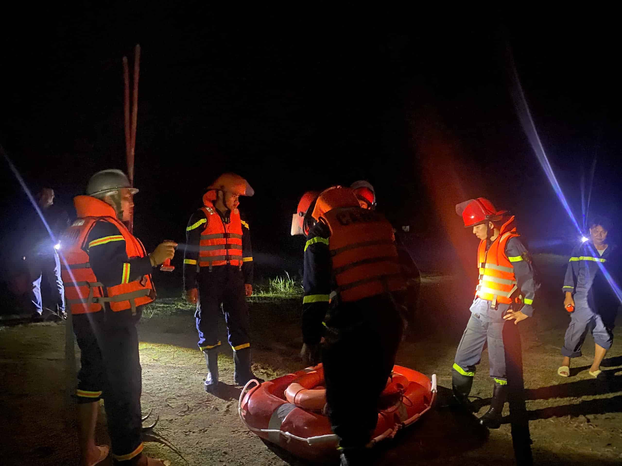 関係当局は、ダクラク省で溺死した疑いのある男性を捜索しようと努めています。写真:Phuong Linh