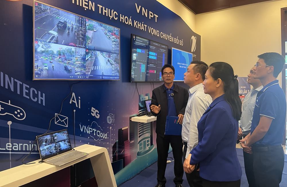 Cac dai bieu cung da tham quan khu vuc trung bay cong nghe cua VNPT Dak Lak, Viettel Dak Lak. Anh: Chi Long