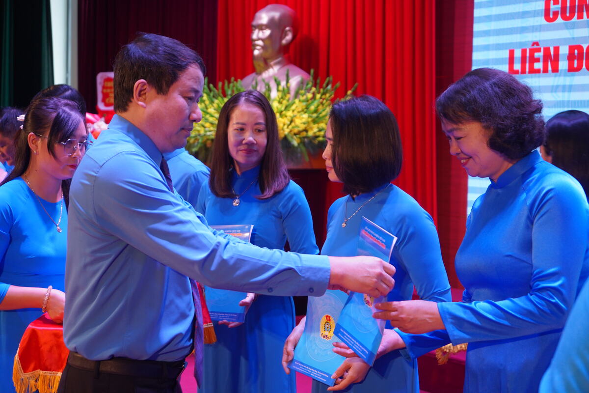Chu tich LDLD TP Hai Phong trao quyet dinh thanh lap cong doan cac xa, phuong, dac khu. Anh: Mai Dung