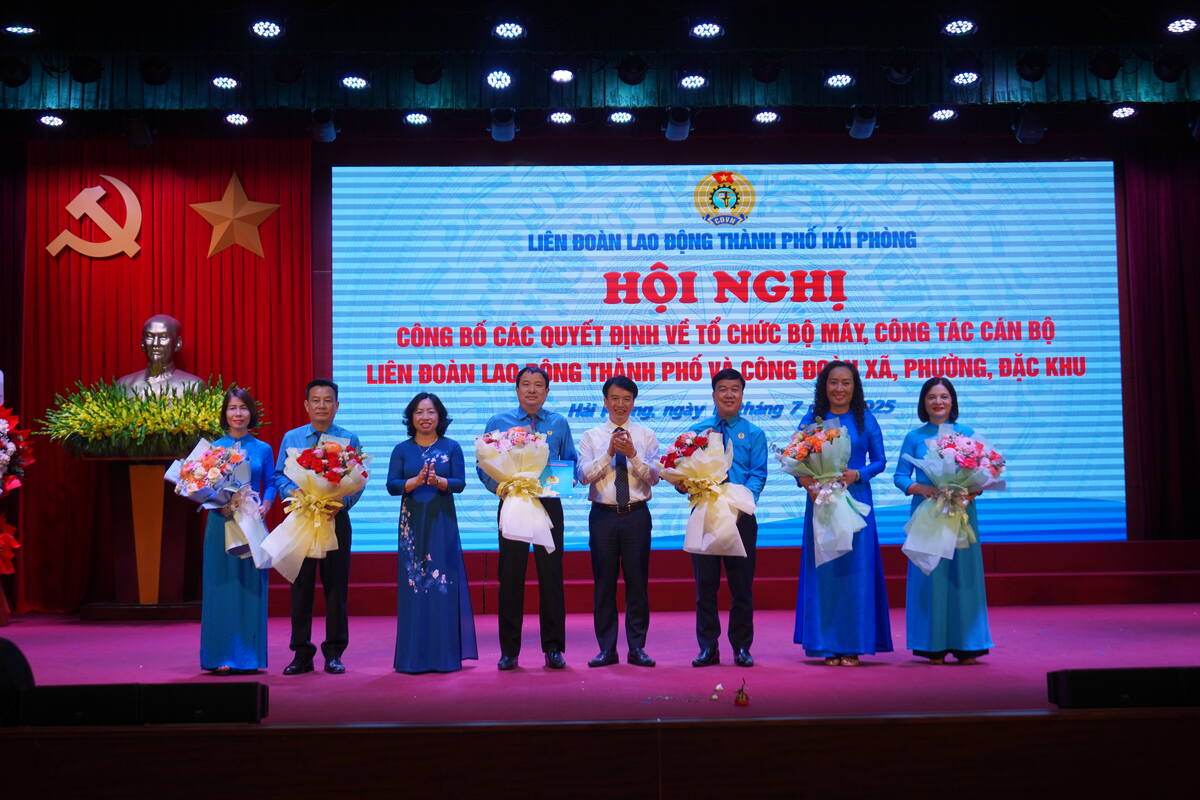 ベトナム労働総同盟副会長がハイフォン市労働組合連盟の設立決定を授与。写真:マイ・ズン