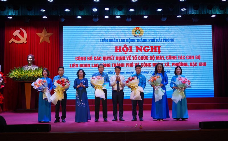 The Permanent Vice President of the Vietnam General Confederation of Labor presented the decision to establish the Hai Phong City Labor Federation. Photo: Mai Dung