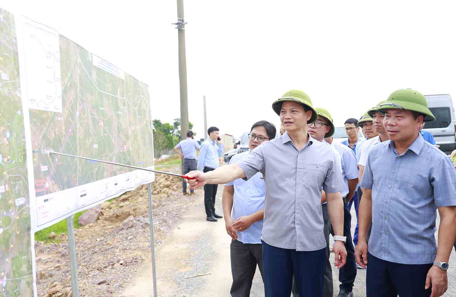 トゥアン王国の州人民委員会の議長と部門の指導者、支店、請負業者は、リングロード4-ハノイ首都地域の建設に関する投資プロジェクトの地図を見ています（BACニン州の領土のセクション）。写真：Duong Thuy