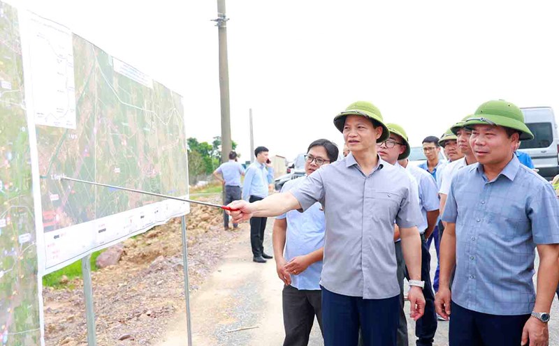 Chairman of the Provincial People's Committee Vuong Quoc Tuan, leaders of departments, branches and contractors, see the map of the Ring Road 4 - Hanoi Capital Region Construction Investment Project (section through Bac Ninh province). Photo: Duong Thuy