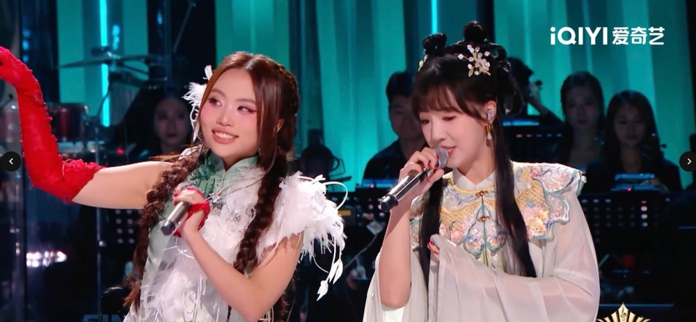 San khau song ca cua Phuong My Chi va Kha Lau. Anh: Sing! Asia