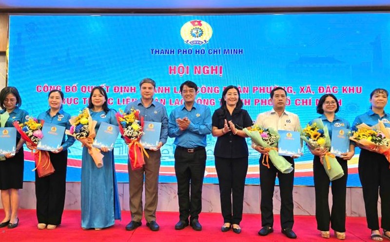 Leaders of the Propaganda and Mass Mobilization Committee of the Ho Chi Minh City Party Committee and the Ho Chi Minh City Labor Federation presented flowers to congratulate the chairmen of the trade unions of wards and communes in Ho Chi Minh City. Photo: Nam Duong