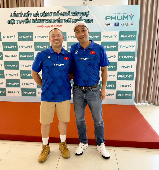 전문가 칼 림과 응우옌 뚜언 키엣 감독이 베트남 여자 배구 대표팀 훈련에서 좋은 협력을 보여주고 있습니다. 사진: 호아이 비엣