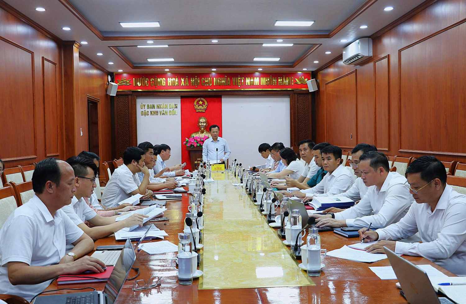 Ban Thuong vu Dang uy Dac khu Van Don hop ban cong tac chuan bi cho Dai hoi Dang bo dac khu Van Don lan thu I, nhiem ky 2025–2030. Anh: Cong thong tin Dac khu Van Don.