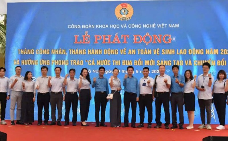 Mr. Dang Ngoc Son (far left) received gifts from the Vietnam Science and Technology Trade Union on the occasion of Workers' Month 2025. Photo: Quynh Chi
