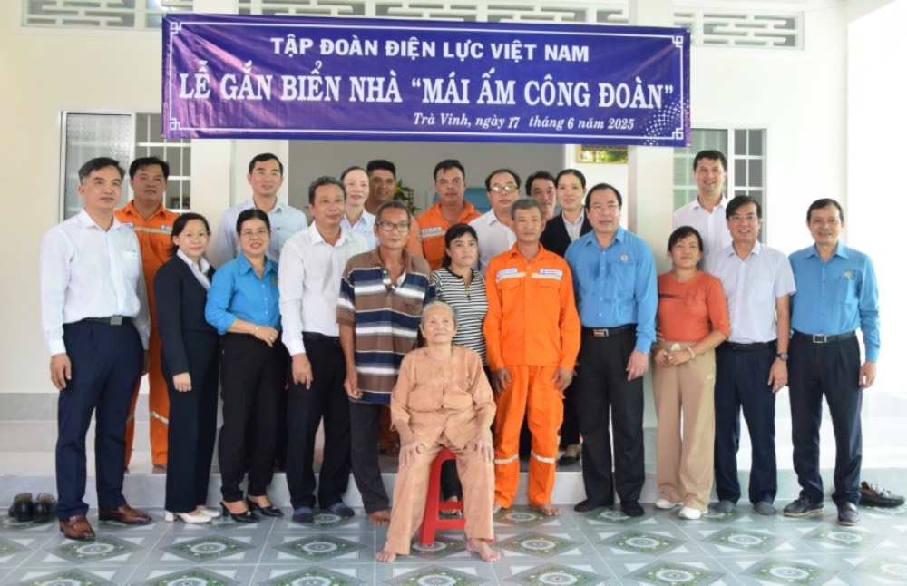 Leaders of the Vietnam Electricity Trade Union presented "Union Shelter" support to union members and workers. Photo: Vietnam Electricity Trade Union