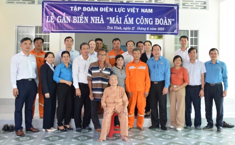 Leaders of the Vietnam Electricity Trade Union presented "Union Shelter" support to union members and workers. Photo: Vietnam Electricity Trade Union