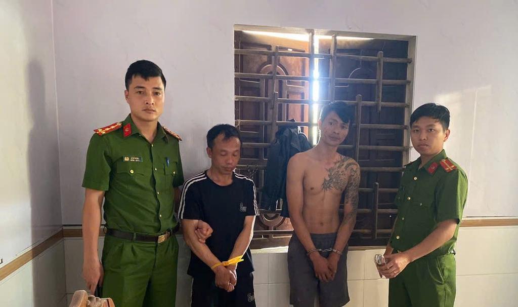 Công an bắt giữ các đối tượng tổ chức sử dụng ma túy. Ảnh:  Bùi Lâm.