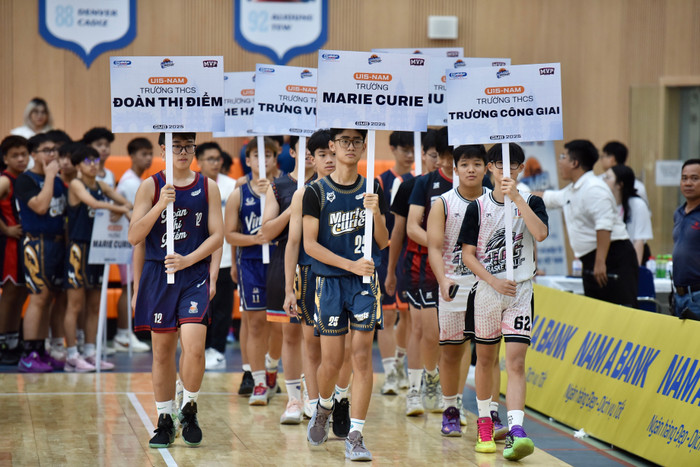 Dai dien U18 nam dieu hanh tai le khai mac.