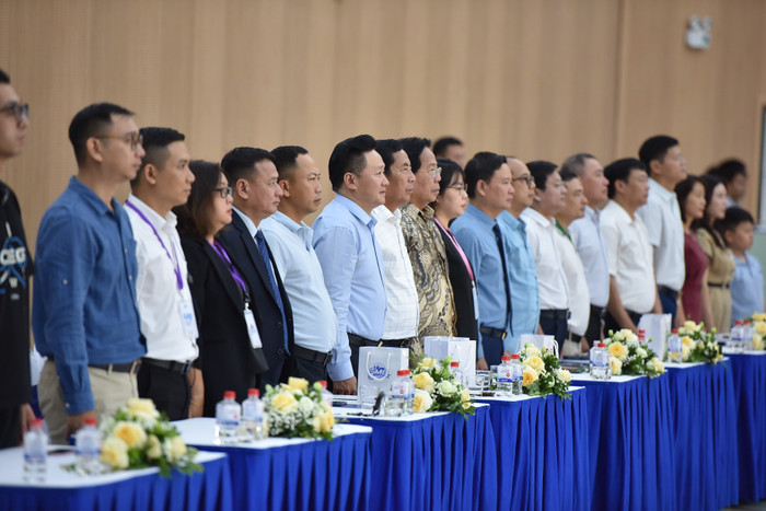 Cac khach moi tham du buoi le thuc hien chao co.