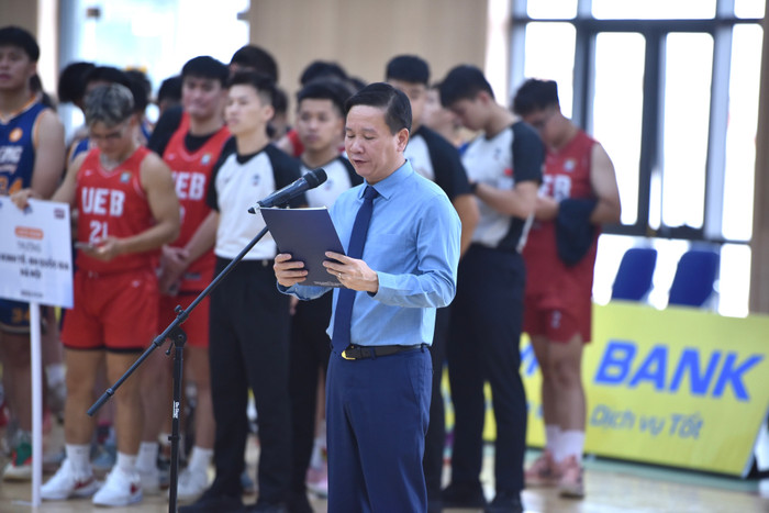 Nha bao Nguyen Tien Binh - Pho Chu tich Hiep hoi Cac truong dai hoc, cao dang Viet Nam, Tong Bien tap Tap chi dien tu Giao duc Viet Nam, Truong Ban To chuc giai dau phat bieu.