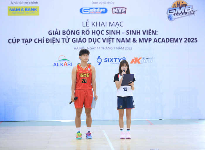Dai dien cac doi bong ro tham du giai bay to quyet tam thi dau no luc het minh tai giai dau.