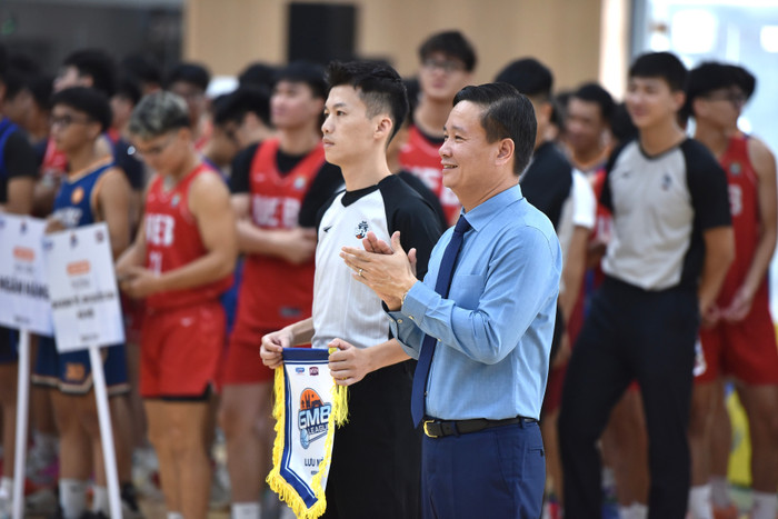 Nha bao Nguyen Tien Binh trao co luu niem cho dai dien to trong tai.