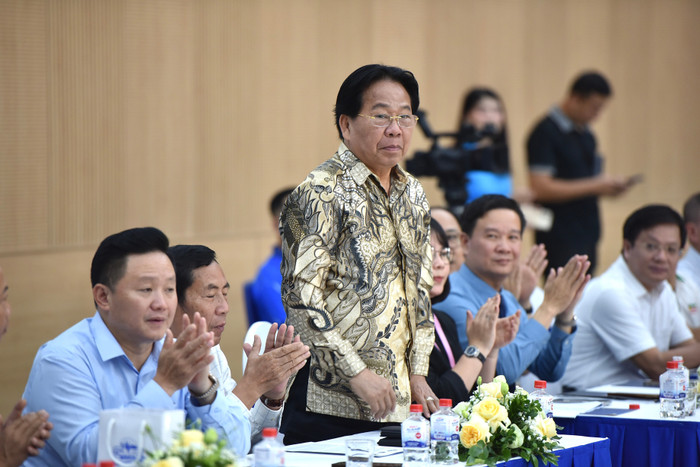 Ong Nghiem Vu Khai - Chu tich Lien doan Bong ro Ha Noi.
