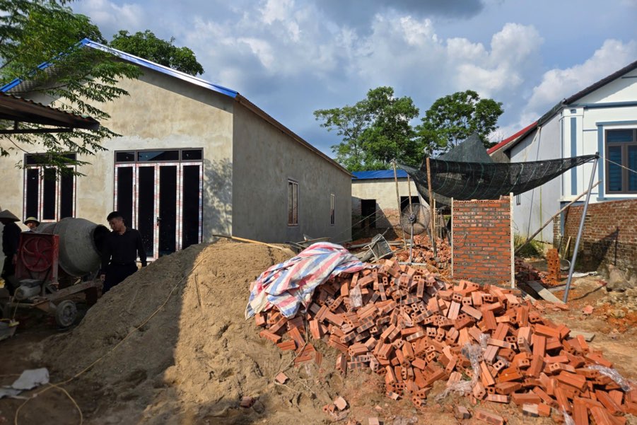 Hộ dân tại tổ Hòa Bình (phường Vạn Xuân) vẫn xây dù đã bị xử phạt. Ảnh: Hoan Nguyen