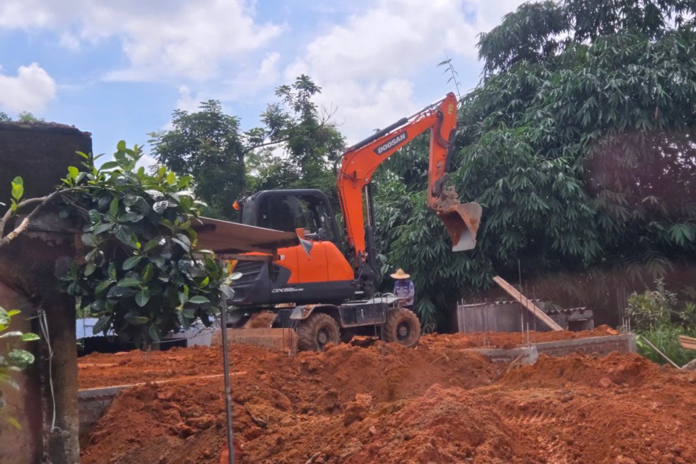 Gạch ốp tới tận mái nhà, một số trường hợp tại phường Vạn Xuân, Phổ Yên, Điềm Thụy... bất chấp lệnh cấm để thi công. Ảnh: Hoan Nguyen.