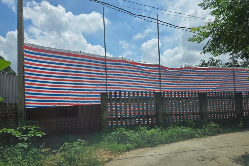 Người dân dùng bạt che chắn công trình đang xây dựng. Ảnh: Hoan Nguyen.