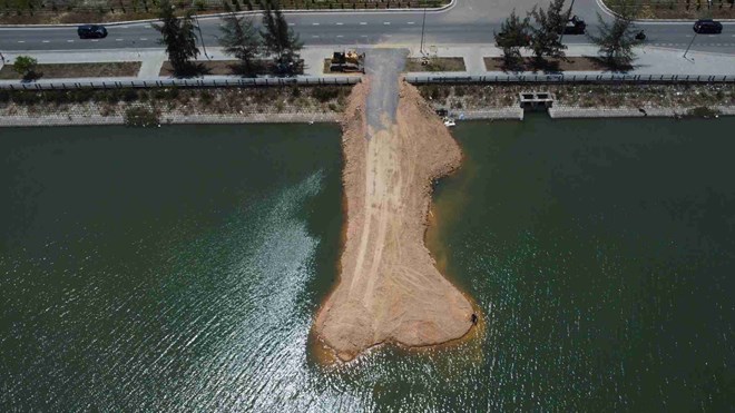 Khanh Hoa provincial authorities are urgently inspecting the filling of Quan Truong river in Nha Trang. Photo: Huu Long