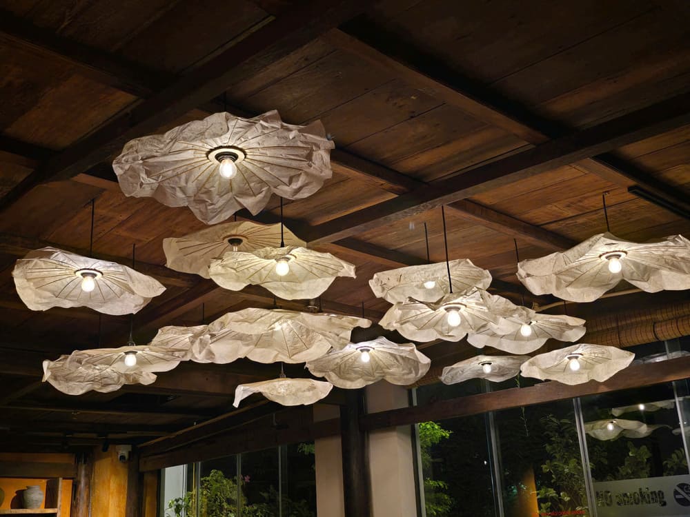 Decorate your ceiling with wooden chandeliers to avoid boredom. Photo: Tuan Dat