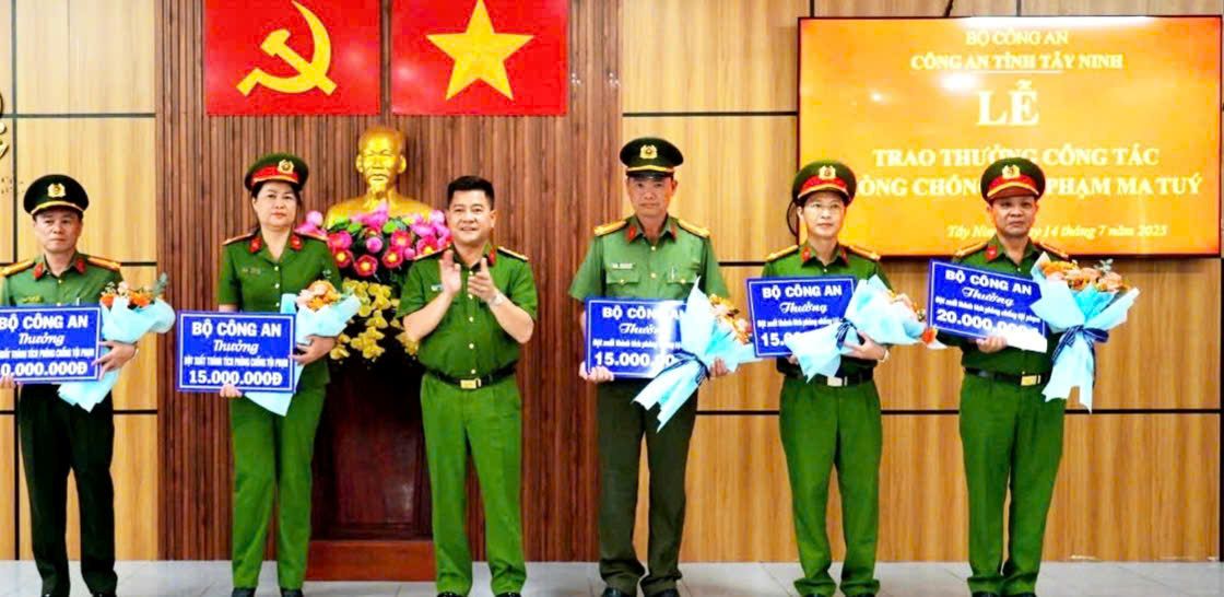 Nguyen Cooc Toan大佐 -  Tay Ninh Provincial Policeの副局長 - 麻薬犯罪との闘いにおいて顕著な成果をユニットに授与しました。