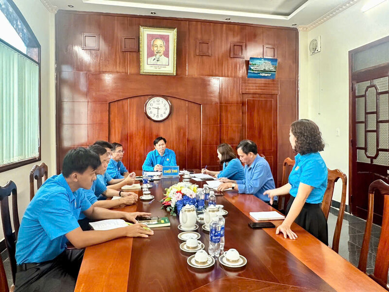 Union officials in charge of the area at facility 2 (old Dak Nong province) Lam Dong province reported and reflected on the situation of union members and union activities at the grassroots level. Photo: Phan Lien